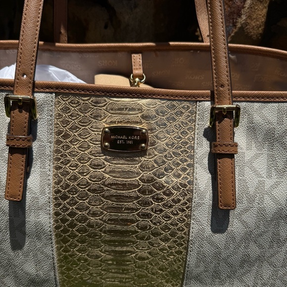 Michael Kors Met Center Stripe Carryall Tote in Vanilla/Gold - Picture 4 of 12